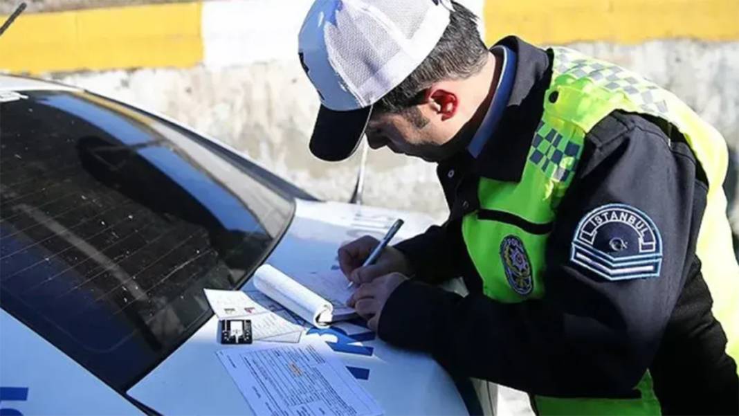 Trafik canavarlarına kötü haber! Yeni trafik cezaları dudak uçuklatıyor: Hangi ceza ne kadar zamlandı? 4